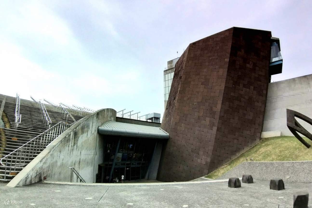 Außerhalb des Museums gibt es auch Treppen, die zur Spitze führen.