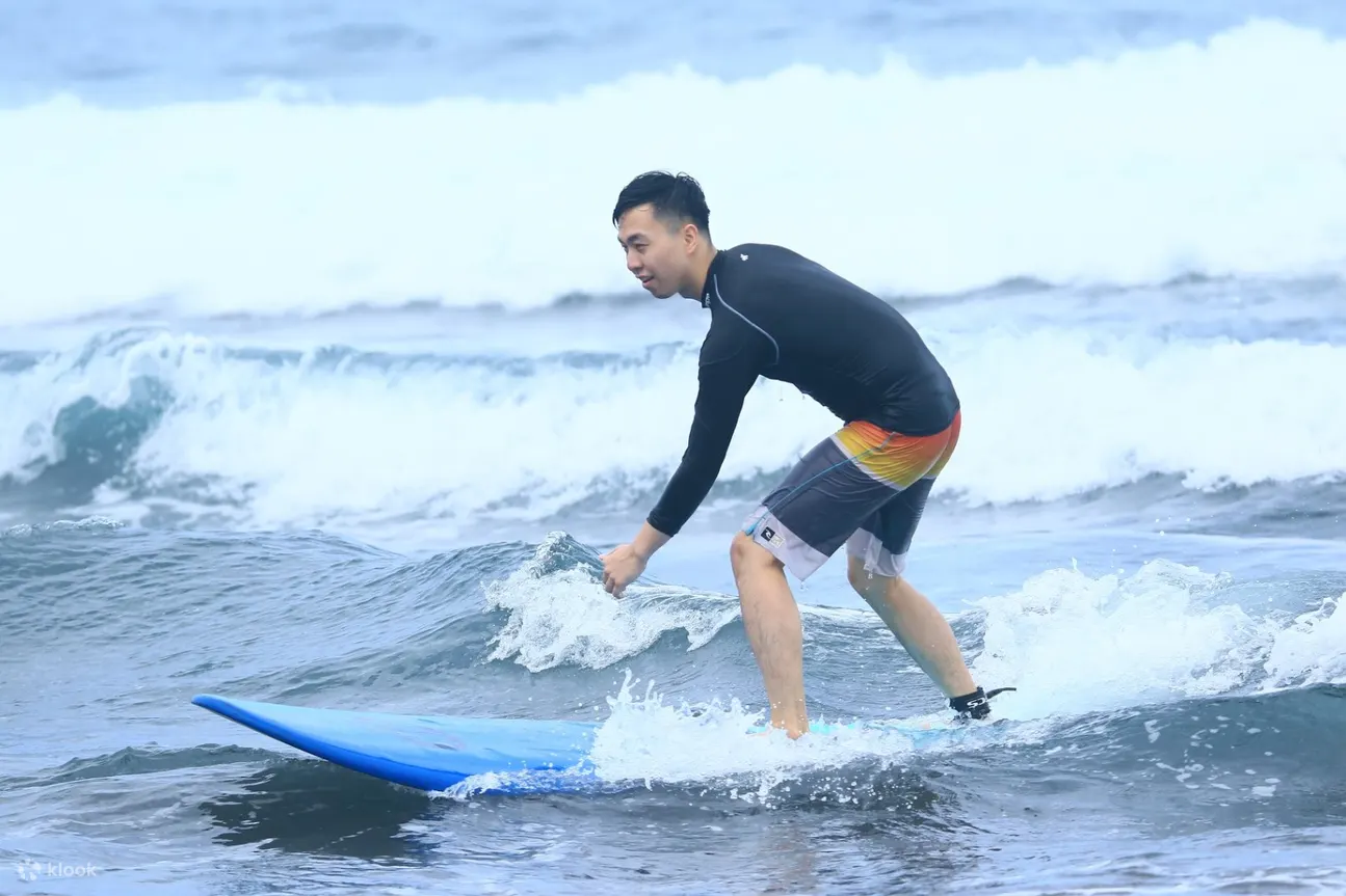 带着冲浪板前往海边练习