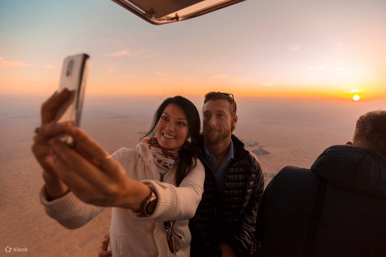 Persone su mongolfiera a Dubai