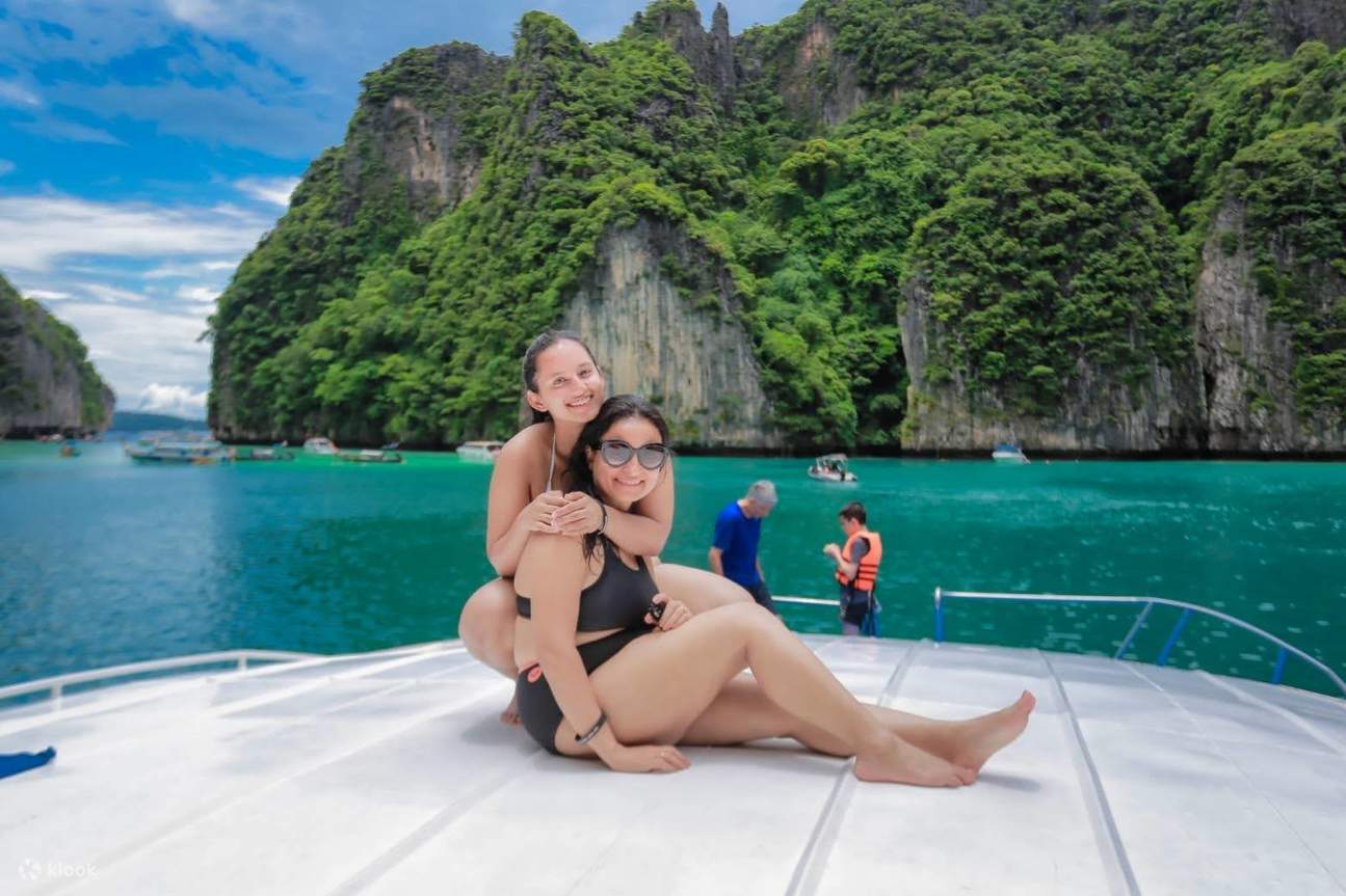 Bước vào Đầm Phỉ Lệ được bao quanh bởi những vách đá dựng đứng