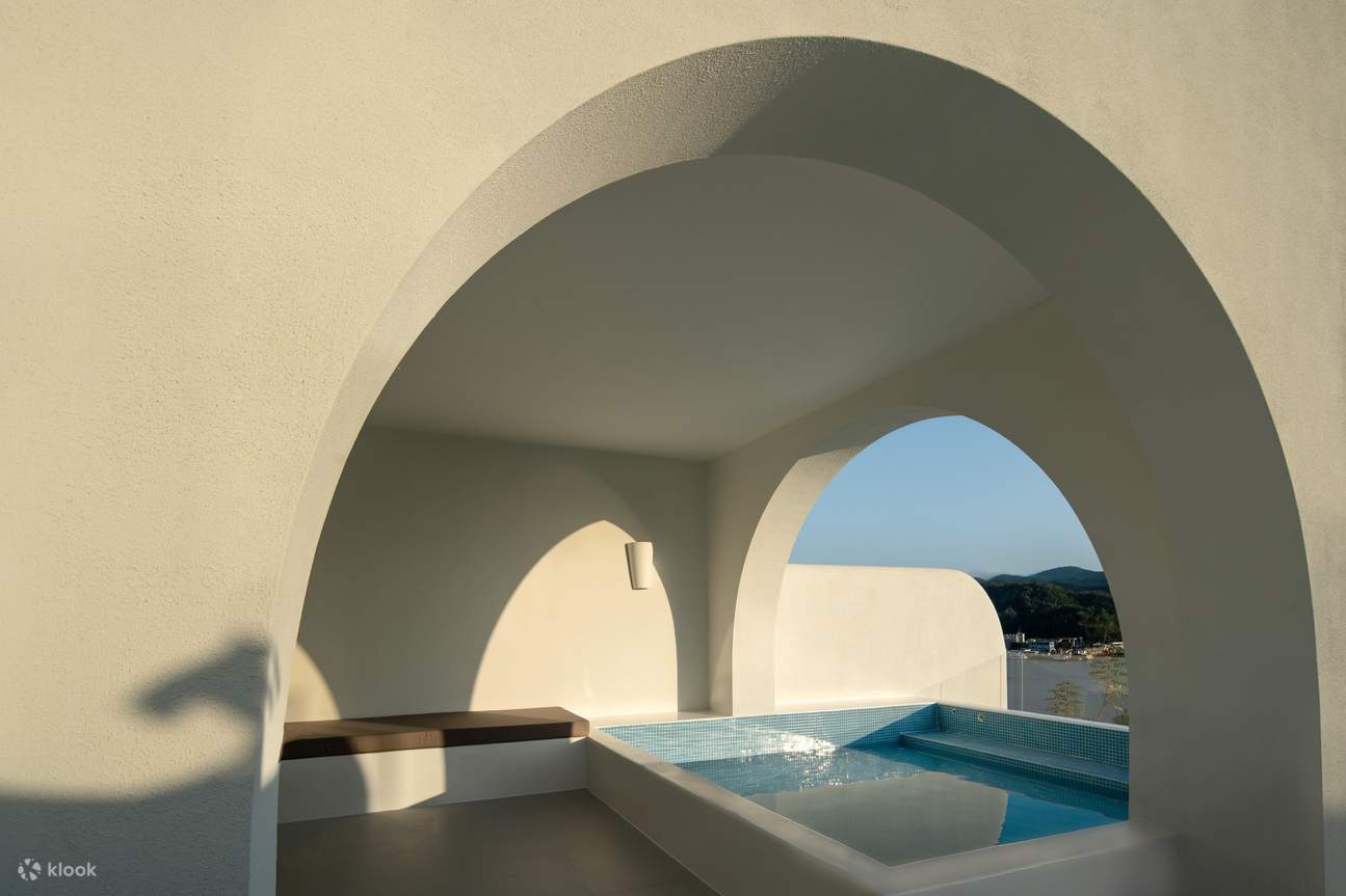 Bâtiment K · Chambre avec lit King Size et piscine à bulles avec vue latérale sur la mer K106