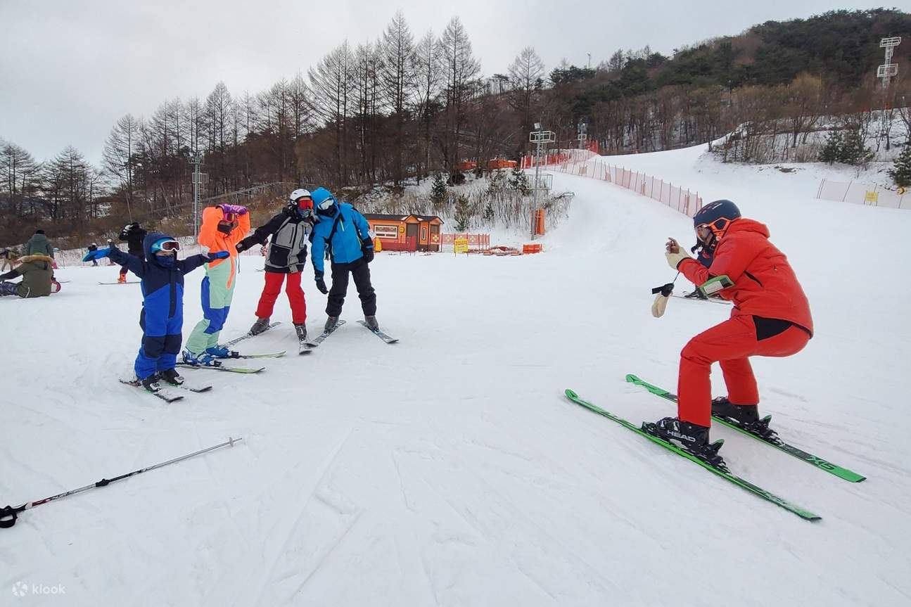 orang-orang belajar cara bermain ski