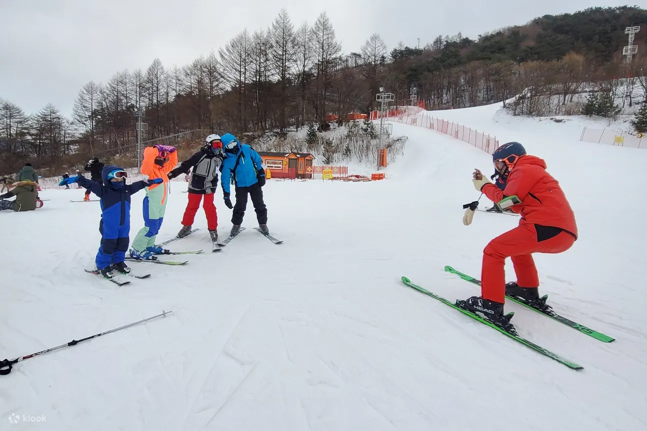 人们学习如何滑雪