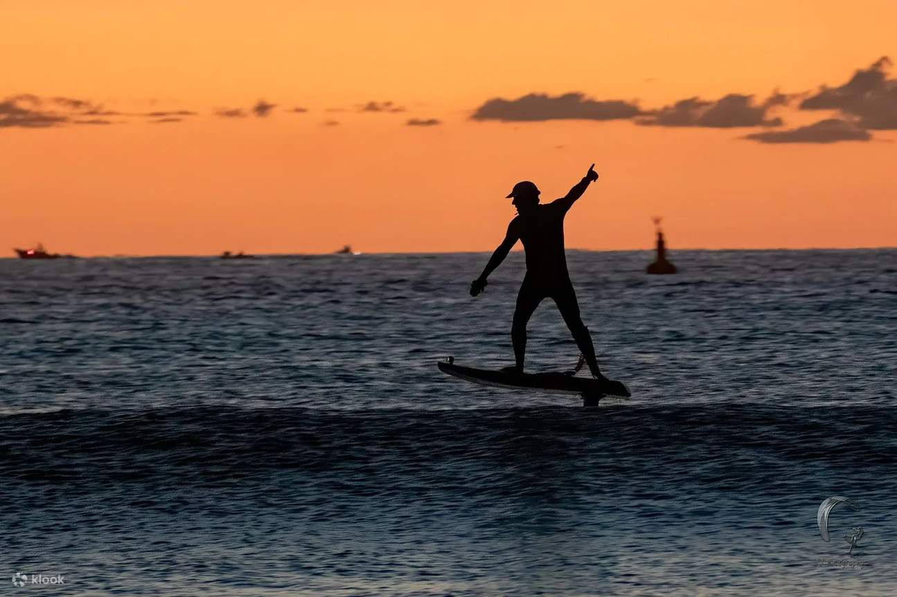 Hydrofoiling semasa matahari terbenam