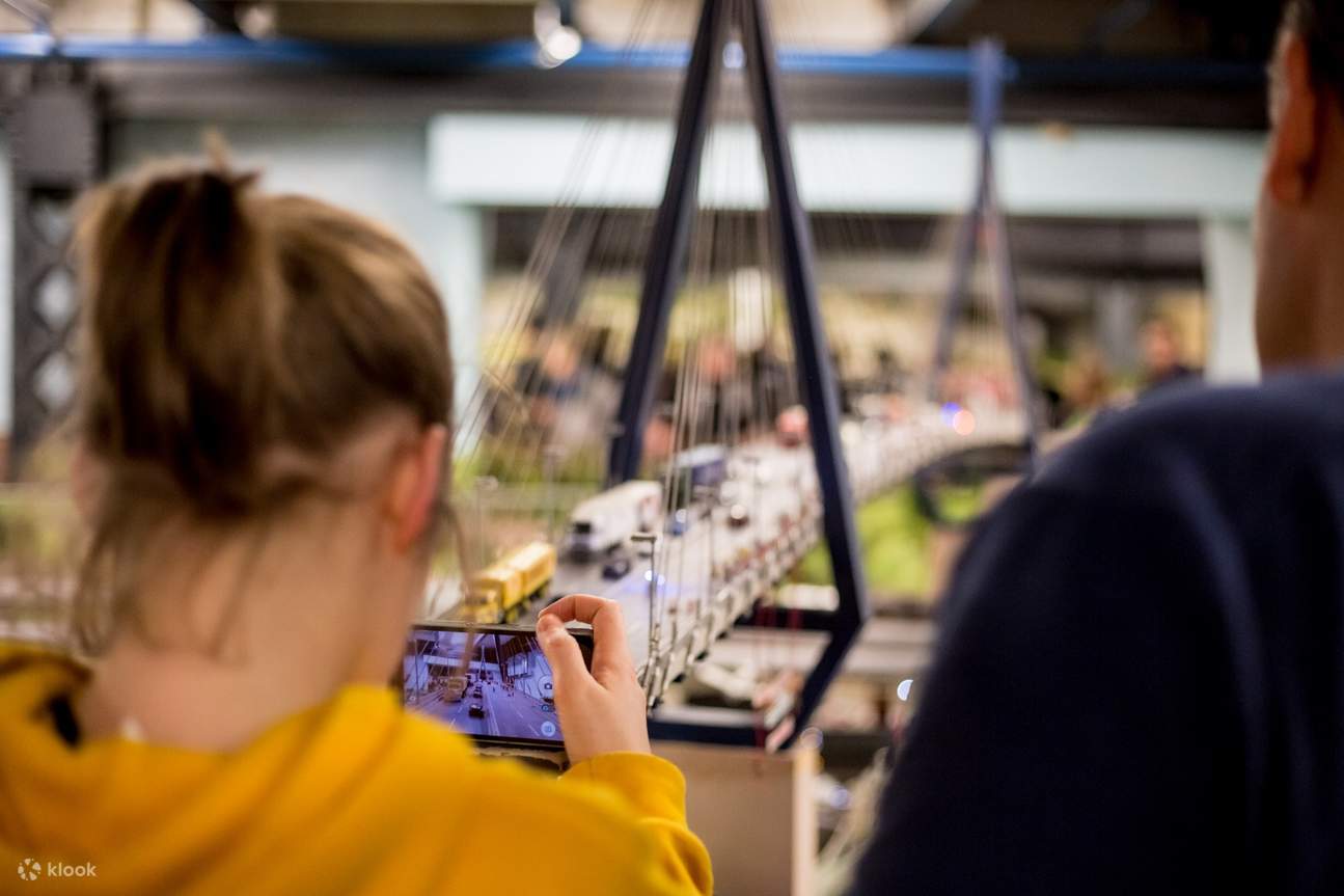 cô gái chụp ảnh người mẫu trong thế giới thần tiên thu nhỏ