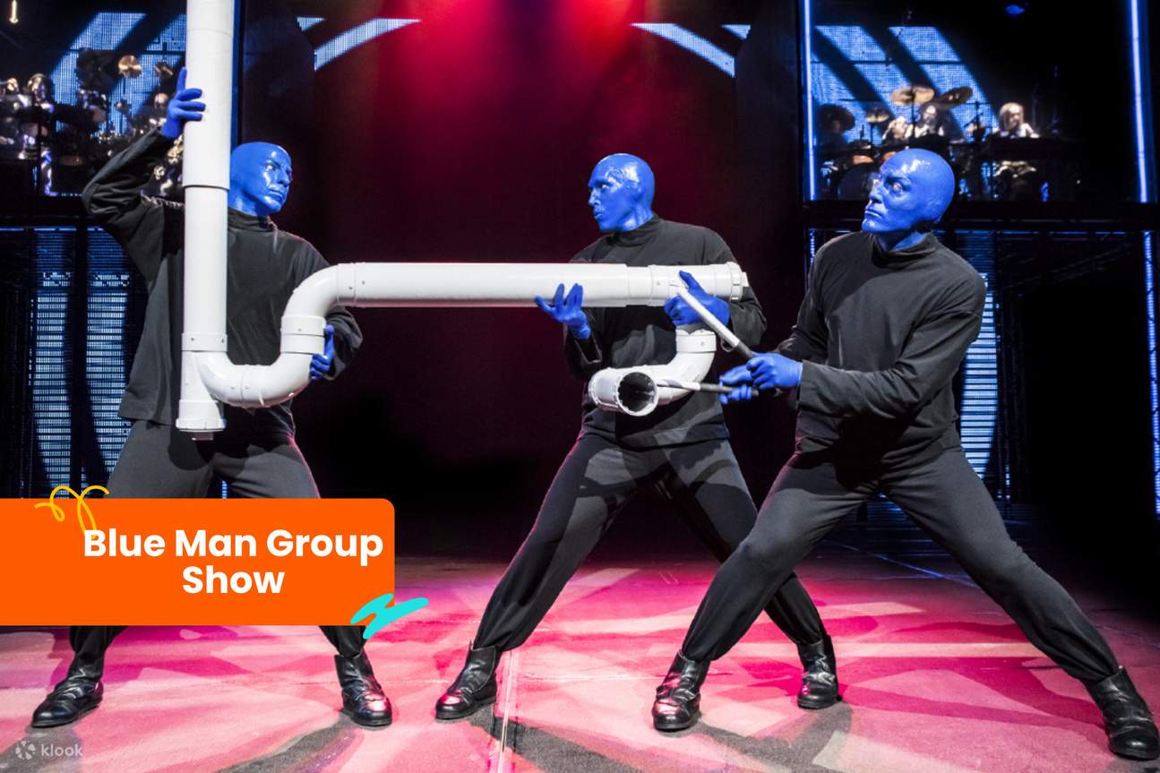 三個男人拿著一個管子