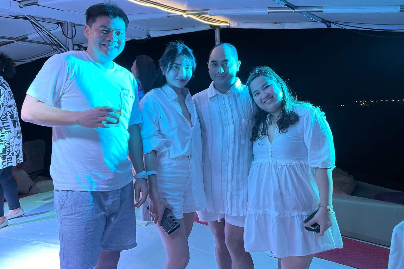 ヨットでカクテルを楽しむ人々