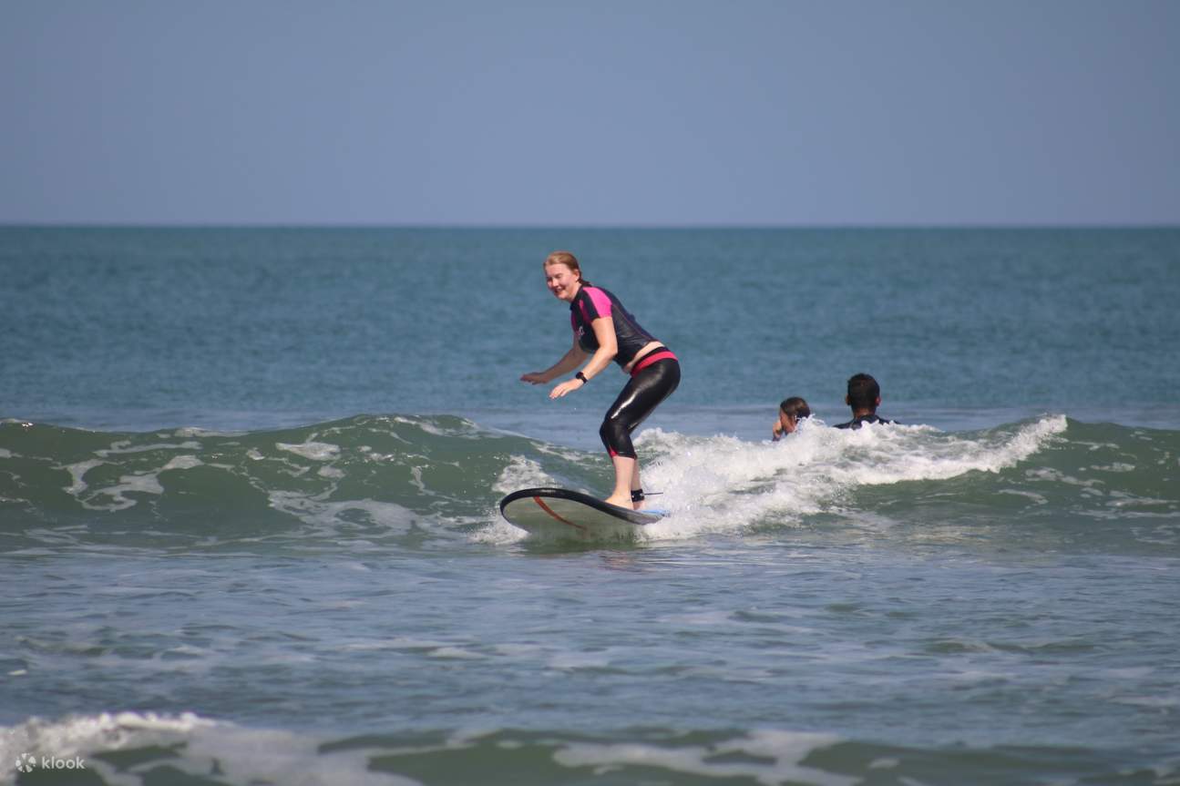 surfer sur une vague