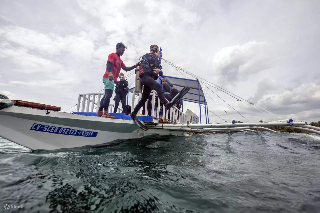 在墨寶進階潛水課程中，體驗船潛的便利與刺激，前往人煙罕至的潛點，探索隱藏版海底寶藏。