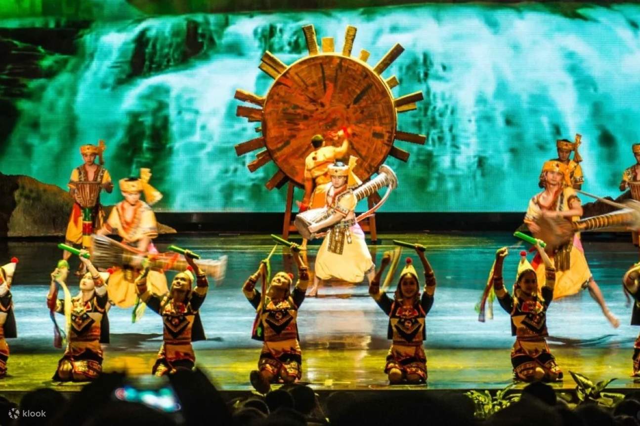 Sangat menyenangkan bahwa semua orang bekerja sama untuk menciptakan suasana gembira, yang membuat seluruh pesta bukan lagi sekadar pertunjukan sederhana, tetapi karnaval bagi semua orang untuk berpartisipasi. Setiap orang dapat memanen kebahagiaan dan ke