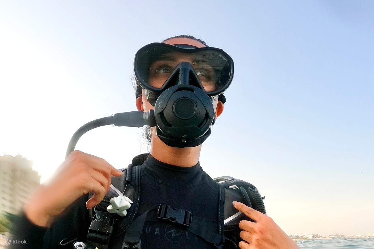 一位帶著水肺潛水裝備的女士