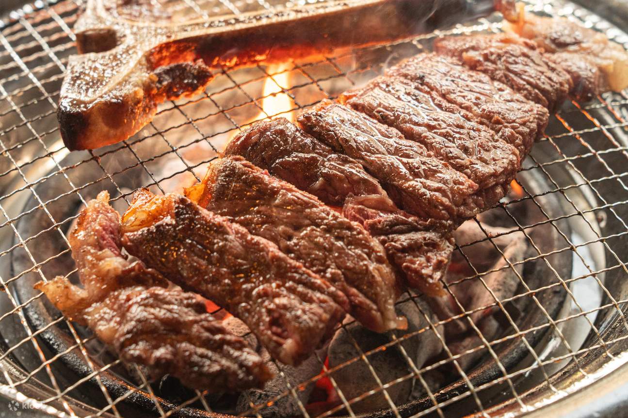 Temui kisah Hanwoo yang diperam kering, yang dipersembahkan oleh cef sendiri. Nikmati hidangan gourmet yang lazat sambil anda merasai daging lembu yang baru keluar dari gril, dimasak dengan sempurna oleh air tangan beliau sendiri.