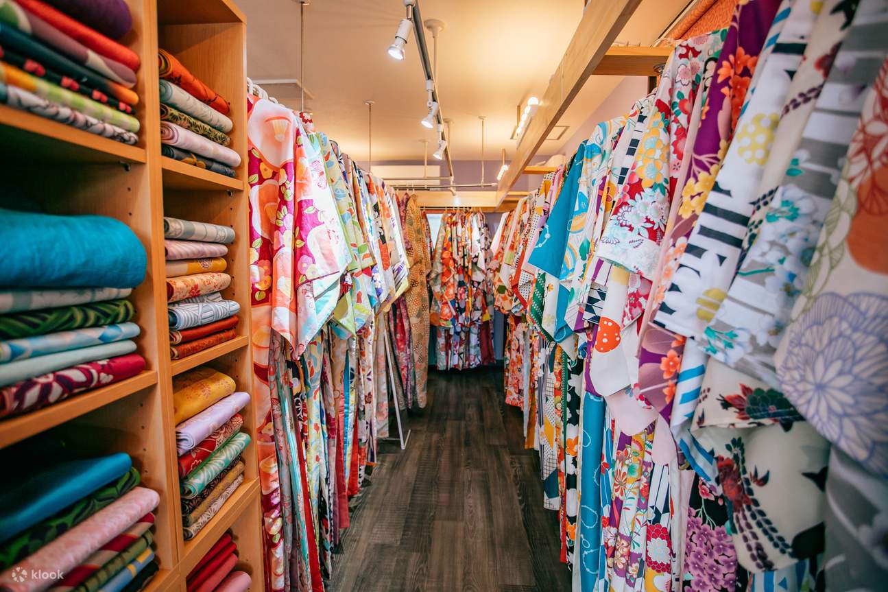 Kami menawarkan pelbagai pilihan kimono dan yukata. Datang dan pilih kimono kegemaran anda, lengkap dengan dandanan rambut, dan bertukar menjadi penampilan kimono yang menawan.