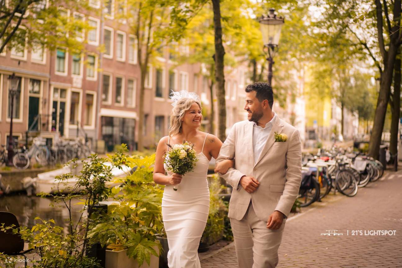 Sesi pemotretan pribadi di Amsterdam Canal: Foto yang Diedit