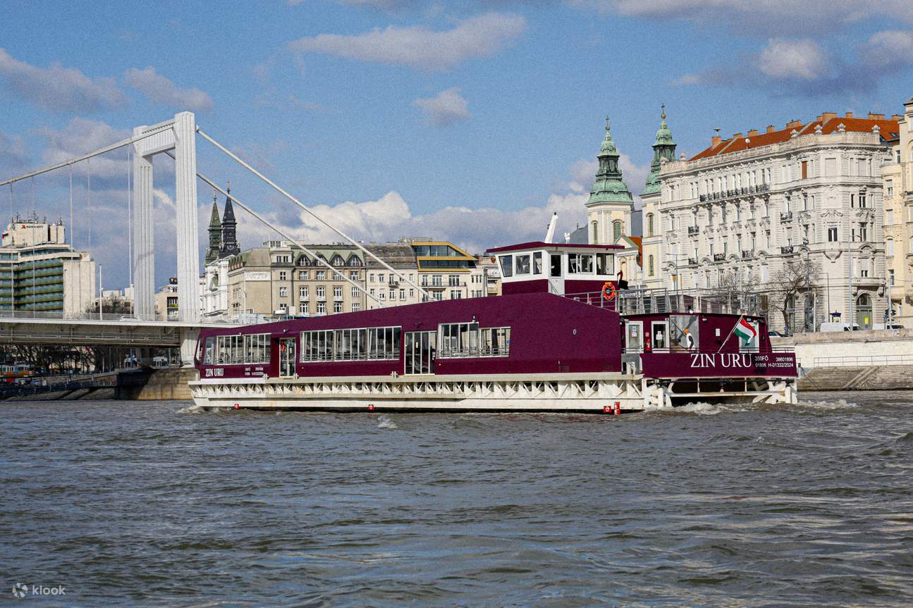 특별한 시각으로 부다페스트의 아름다운 건축물을 감상하며 역사와 문화를 탐험하는 크루즈
