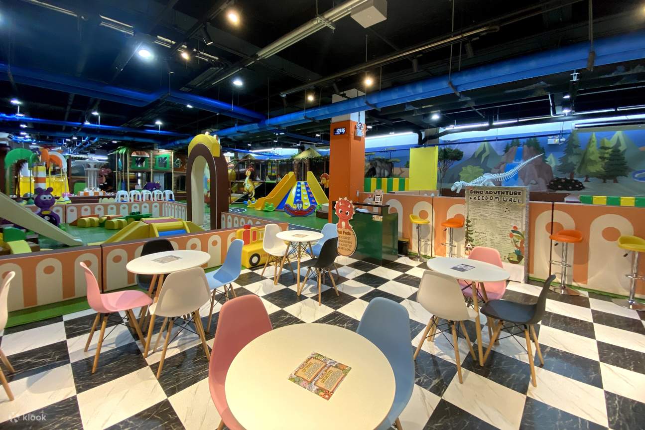 Area lounge untuk orang tua sementara anak-anak bermain di dalam taman bermain