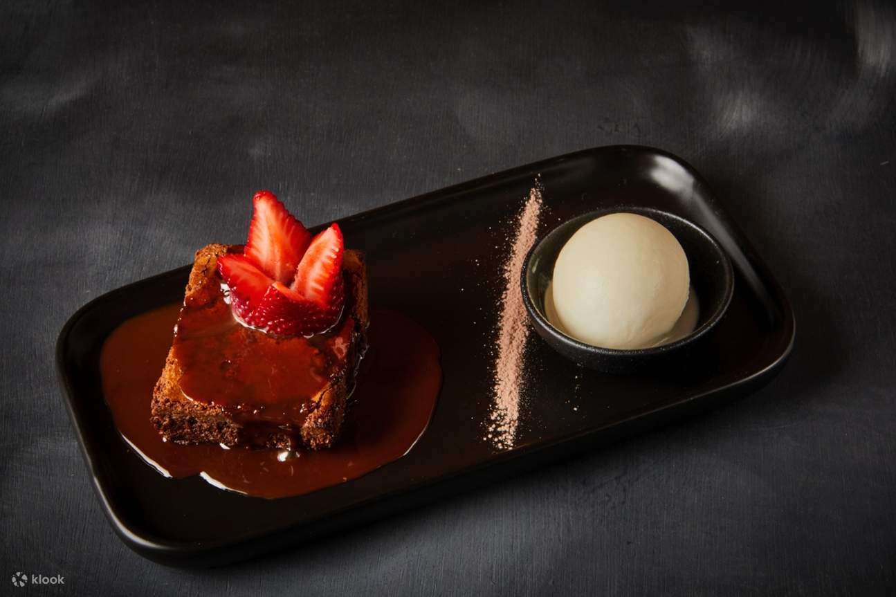 ลิ้มลองช็อกโกแลตฟัดจ์เค้กสุดพิเศษที่มีเฉพาะในชุดอาหาร 3 คอร์ส เสิร์ฟพร้อมไอศกรีมวานิลลา