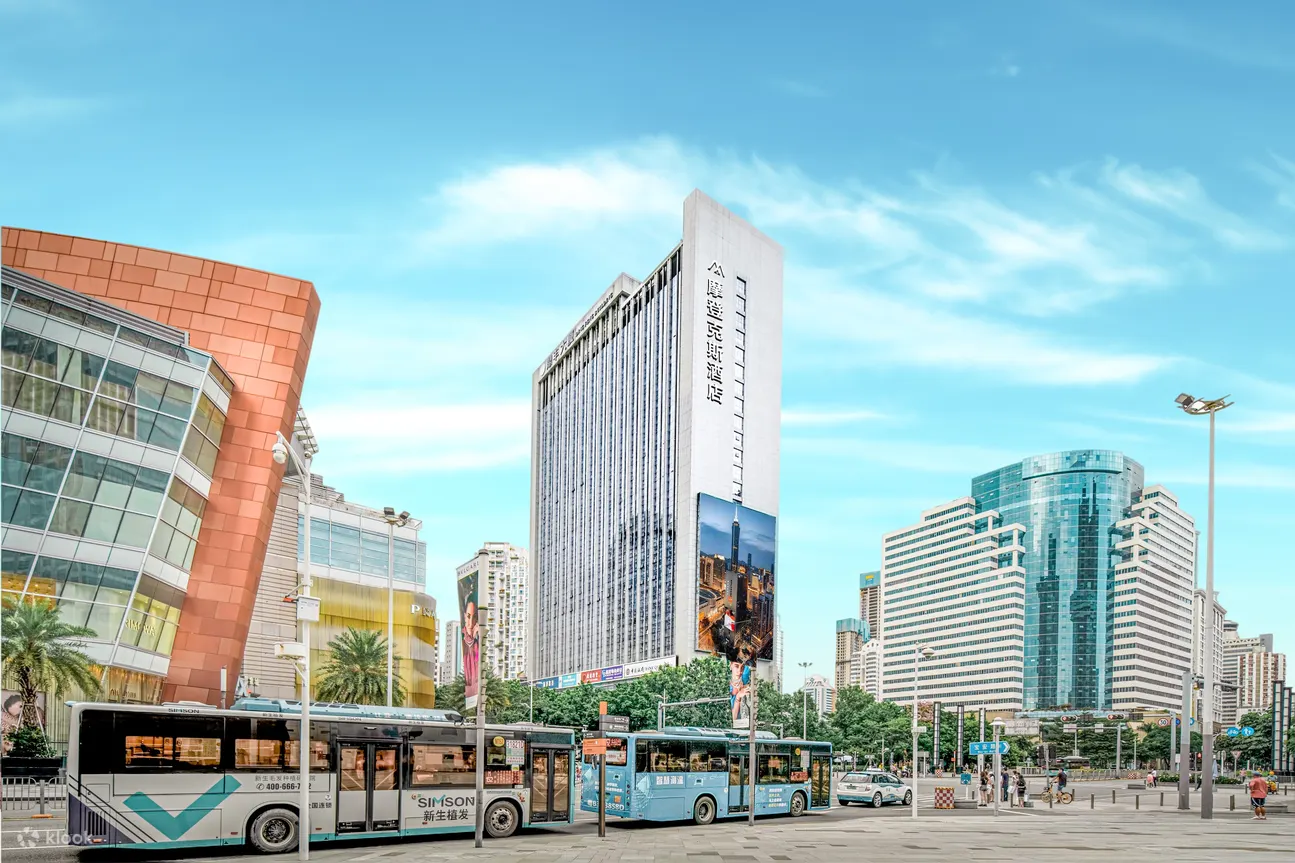 华丽、霸气的天花设计，配以动感、柔和的色调，并注入现代元素，烘托出辉煌、典雅和奢华。加上热情、周到、高效、体贴入微的尊贵服务，让您倍感温馨奢华。