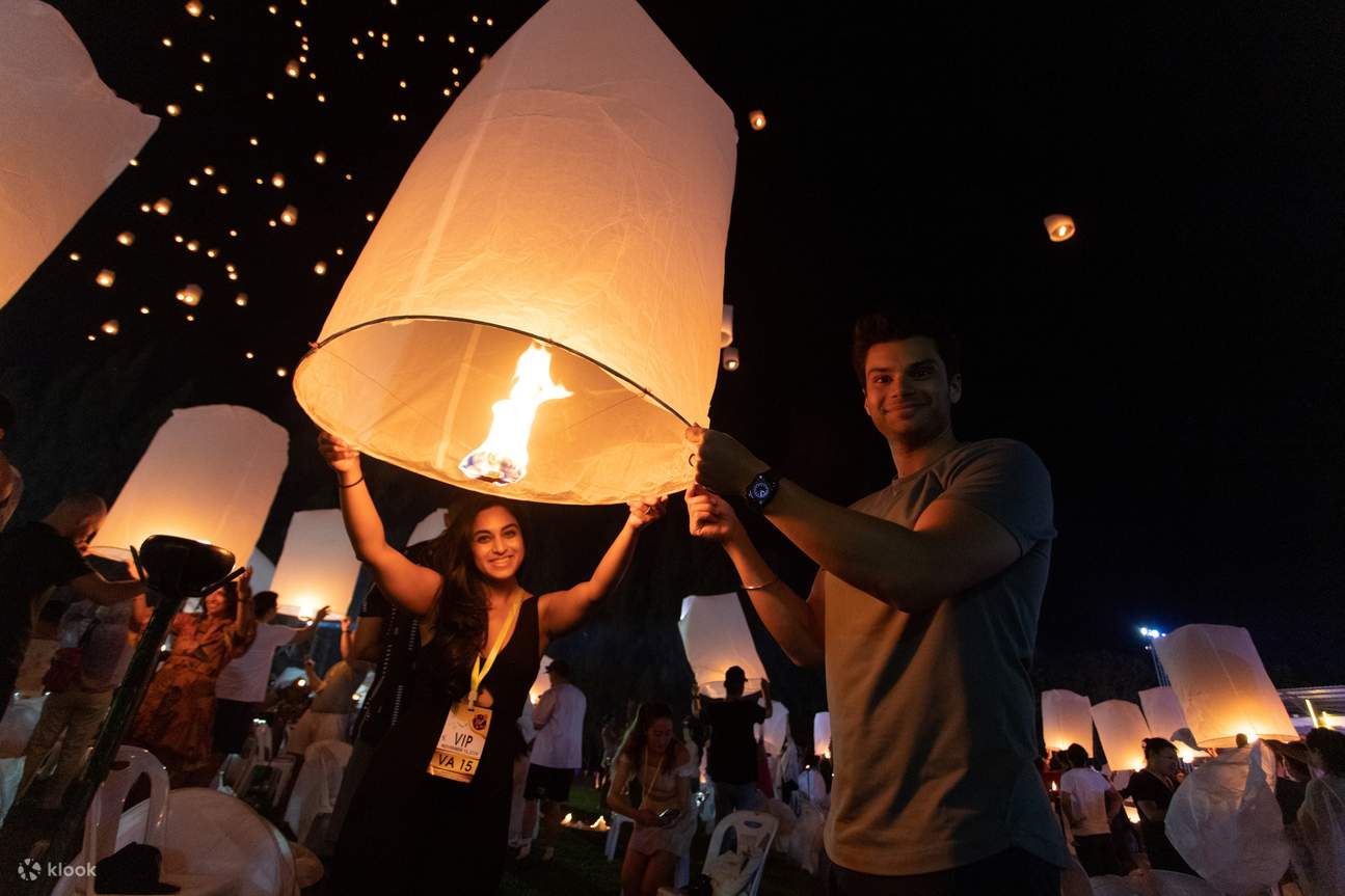 Mari menerbangkan lampion ke langit dengan indah, bersama dengan
kembang api dan cahaya yang megah serta mempesona.