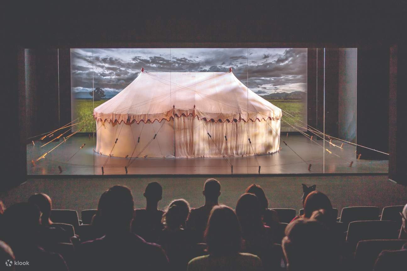 Personas viendo una obra de teatro