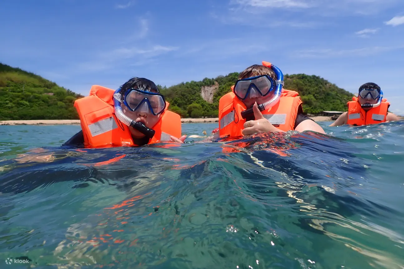 3 人在 Koh Lan 浮潜