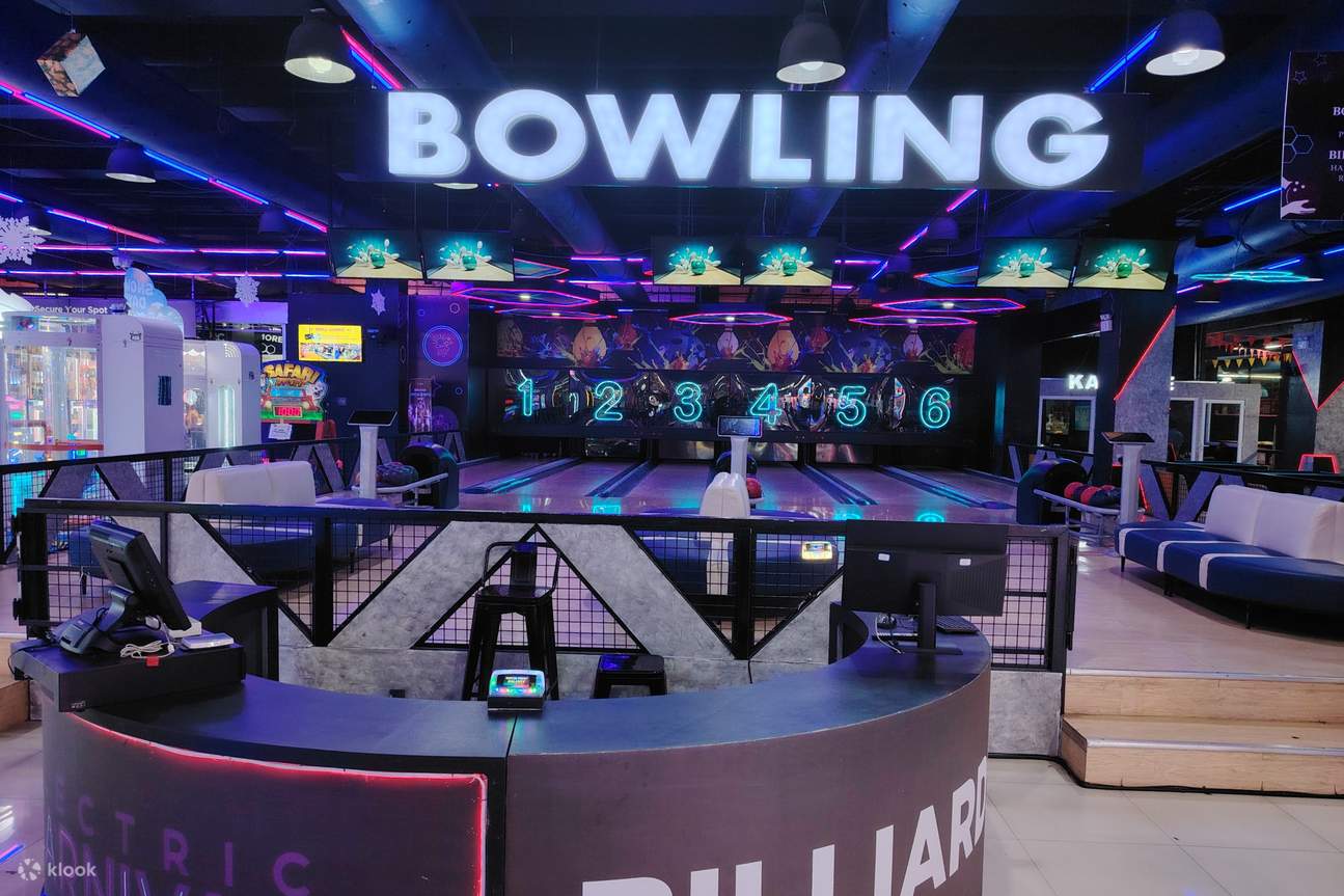 Divertiti con un'emozionante partita a bowling con gli amici sulla nostra pista da bowling a sei corsie