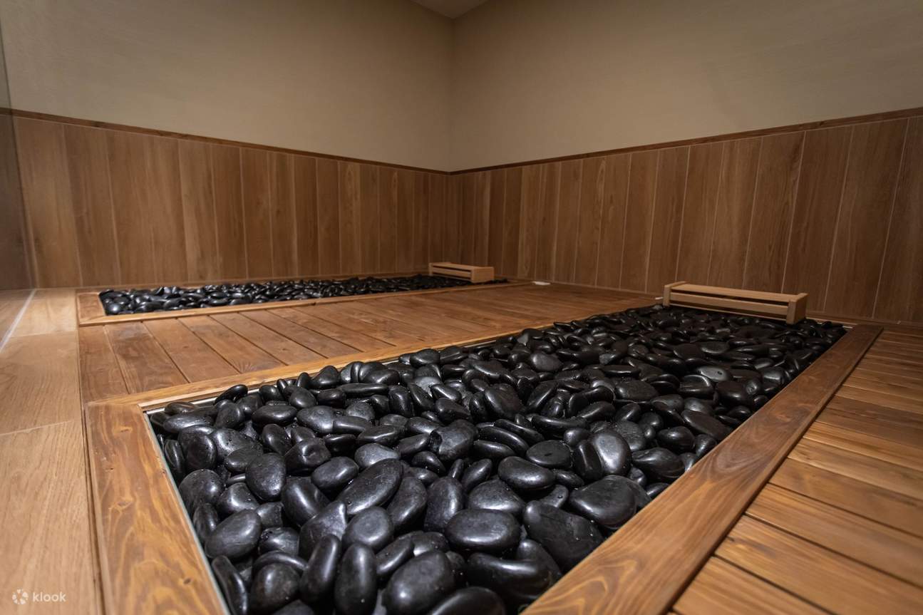 ▲ Allongez-vous et détendez-vous. Laissez les minéraux énergétiques naturels qui émettent des rayons infrarouges lointains et des ions négatifs réchauffer votre corps et vos organes internes, et favoriser la circulation dans votre corps.