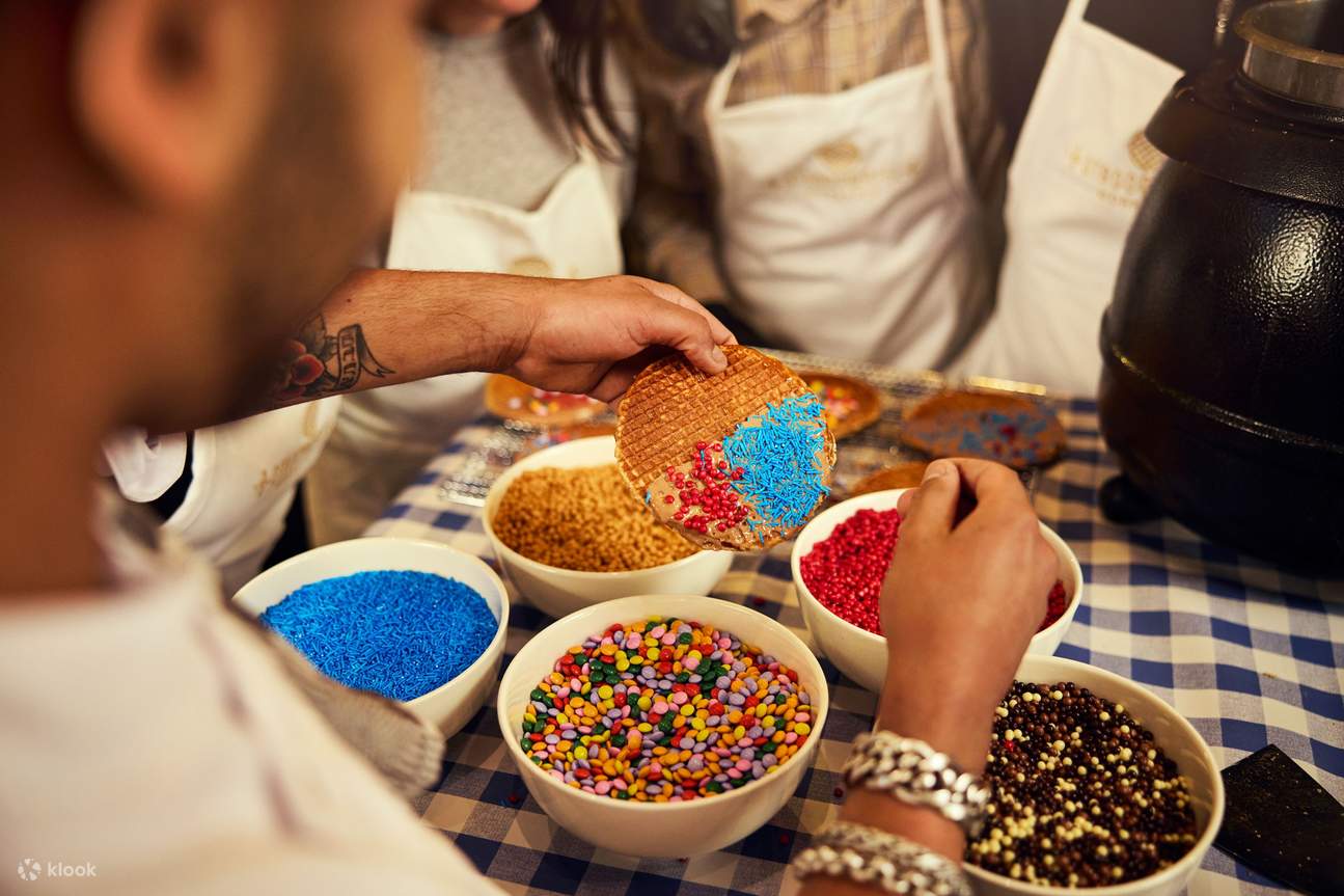 Laboratorio tradizionale di preparazione dei waffle olandesi ad Amsterdam