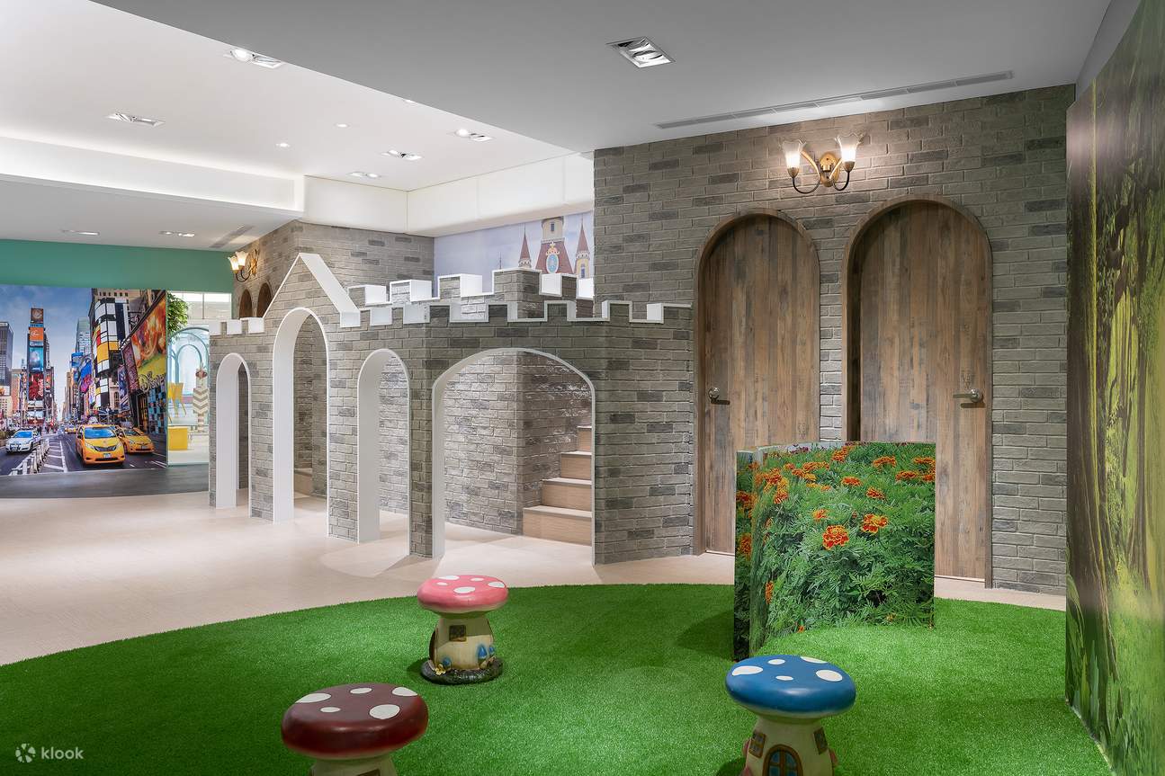 4가지 주제로 구성된 무대에서 캐릭터들이 스토리텔링 활동을 통해 인성 교육과 해양 지식을 전달합니다.