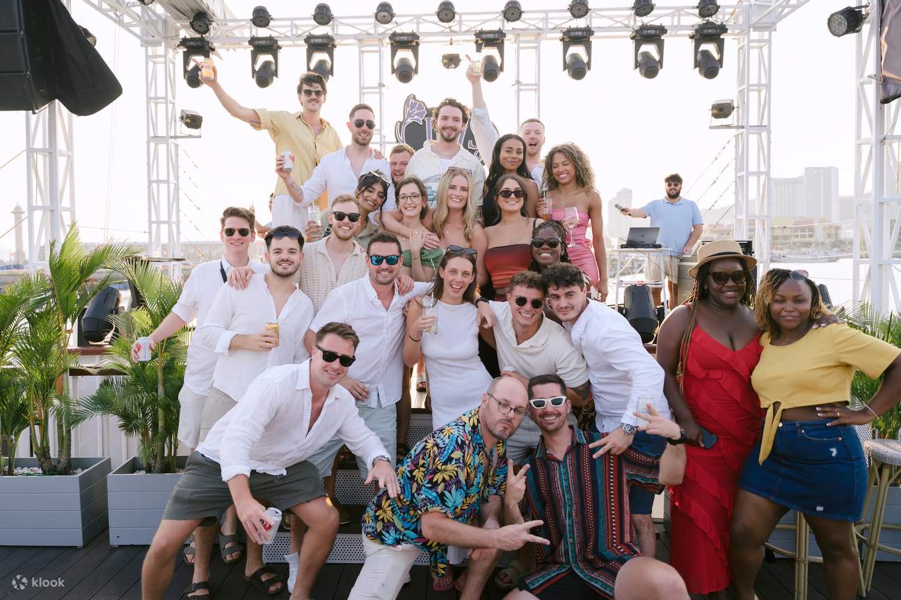 Sunset Canape Party & Makan Malam dengan Iris By Night Show oleh Iris Cruise