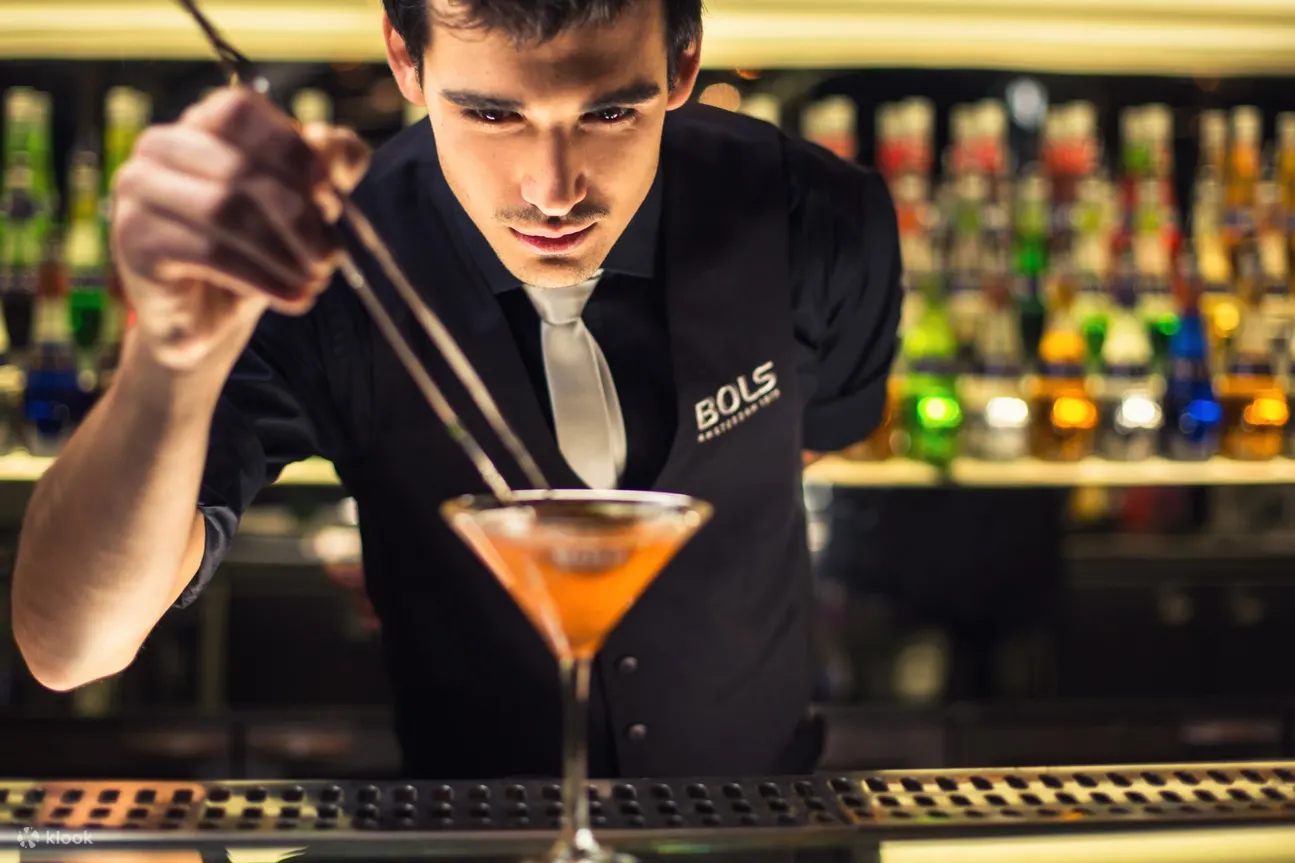 阿姆斯特丹 House of Bols 的调酒师混合鸡尾酒