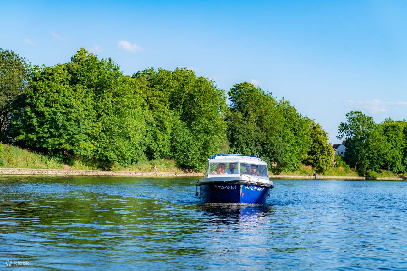 Tận hưởng chuyến du ngoạn kéo dài một giờ dọc theo bờ sông tuyệt đẹp của York trên chiếc thuyền máy riêng của bạn