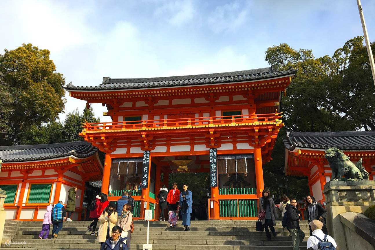 people at yasaka shrine