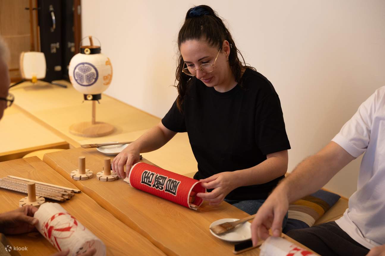 Pegando con cuidado tu papel washi preferido en el marco