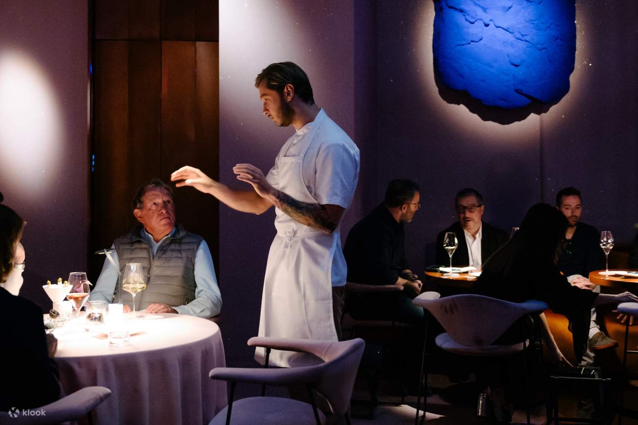 เชฟอธิบายเรื่องอาหารให้กับลูกค้าในดูไบ