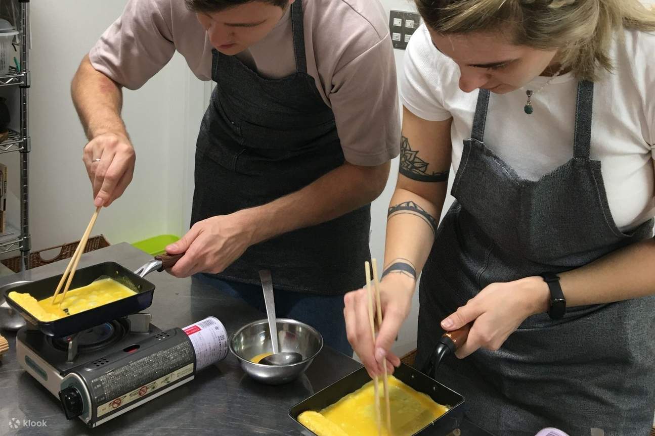 Membuat telur dadar gulung Jepang