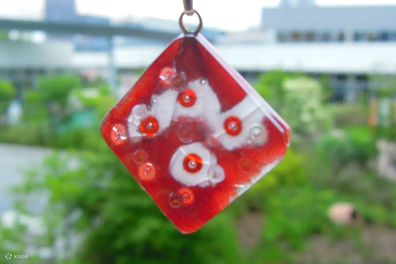 红色玻璃吊坠
