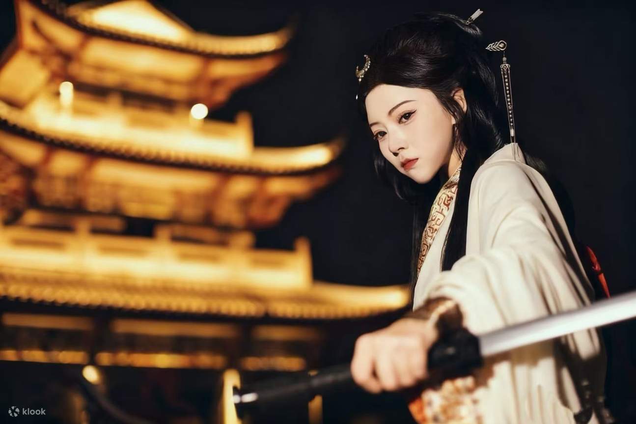 Ti guiderà nella scena e nella storia per farti entrare nel ruolo: forse ti farà tenere in mano un ventaglio di gruppo, camminare lentamente nel cortile pieno di lanterne e catturare il momento in cui la gonna ondeggia leggermente.