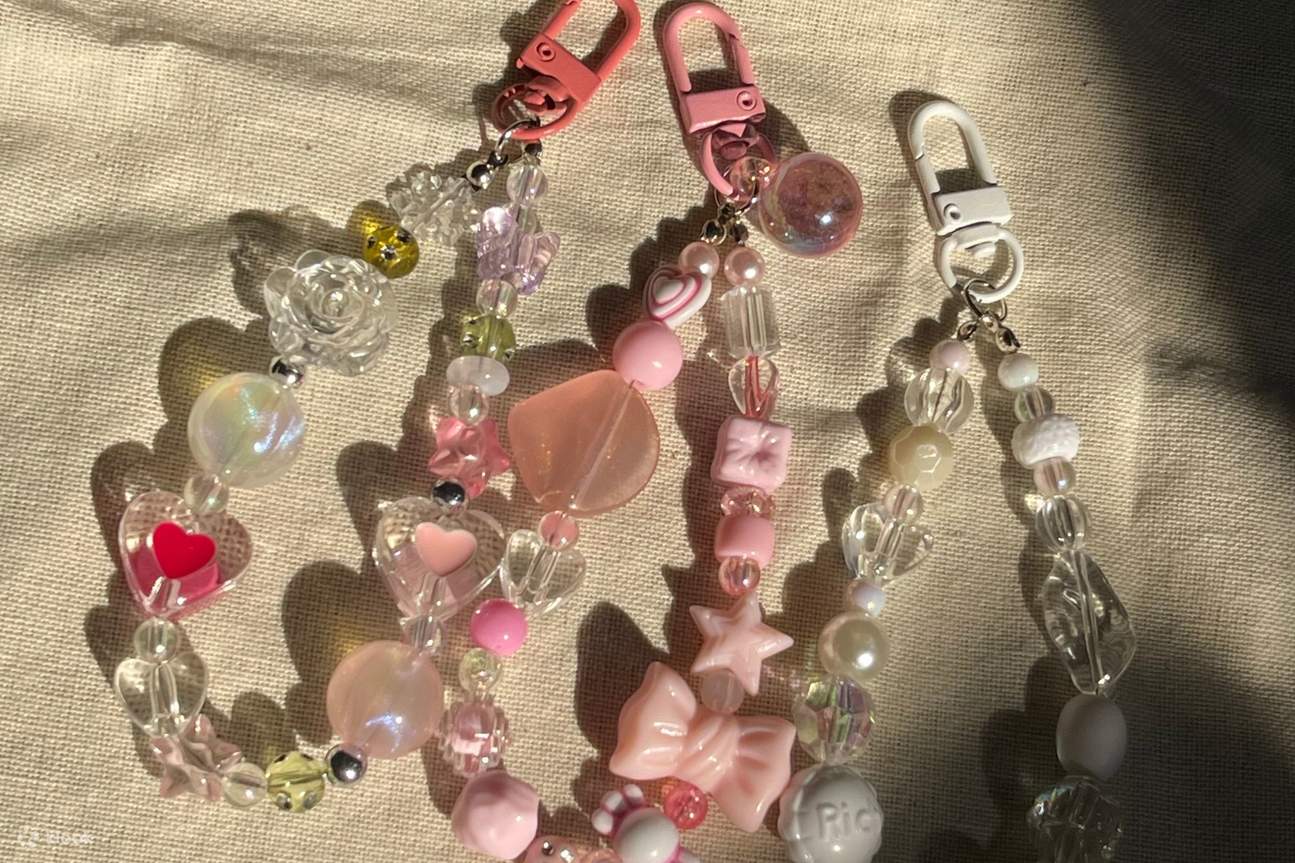 Wujudkan kreativitas Anda dengan **sesi kerajinan manik-manik buatan tangan** kami! Rancang dan rakit **tali ponsel atau gantungan tas** Anda sendiri menggunakan campuran manik-manik, hiasan, dan dekorasi yang penuh warna. Setiap karya adalah **unik**, me