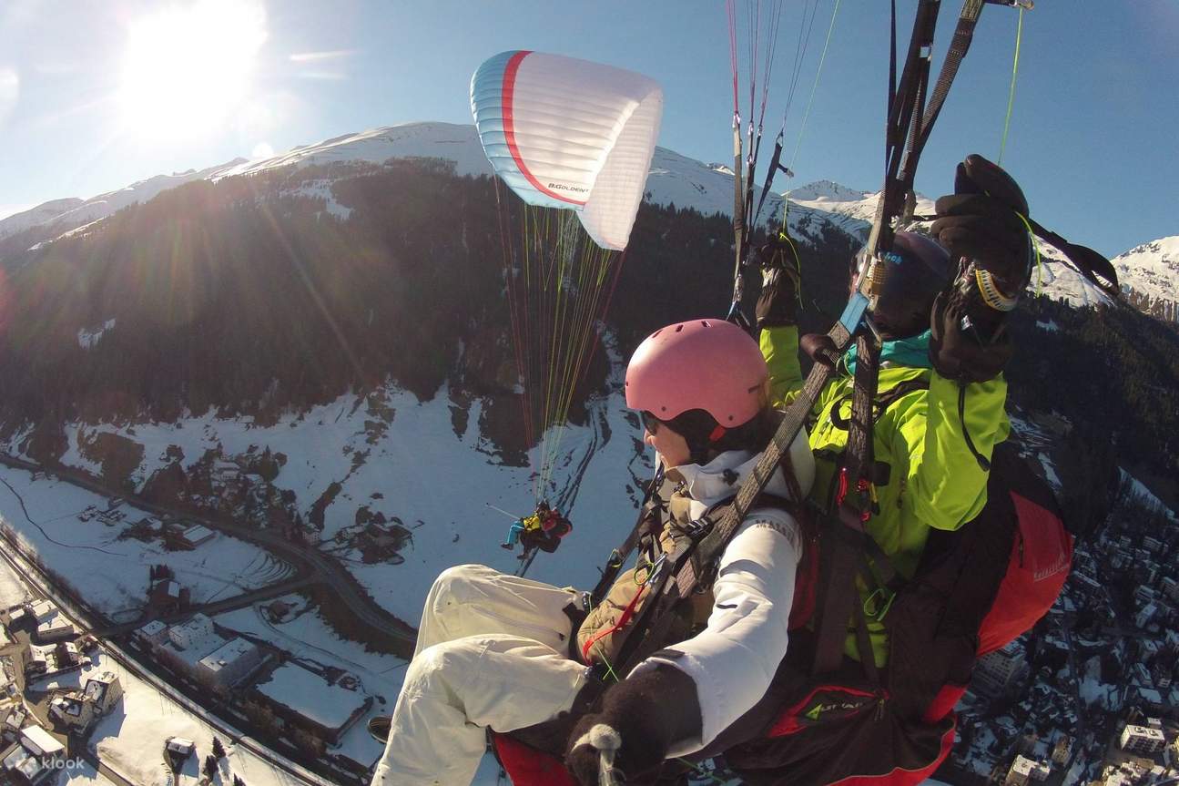 Gleitschirmfliegen mit Freunden