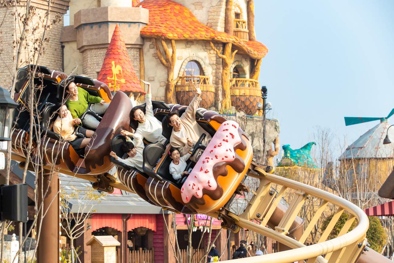 Famille dans des montagnes russes