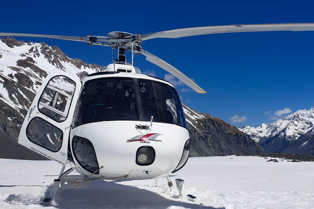 L'hélicoptère atterrit sur le glacier Tasman