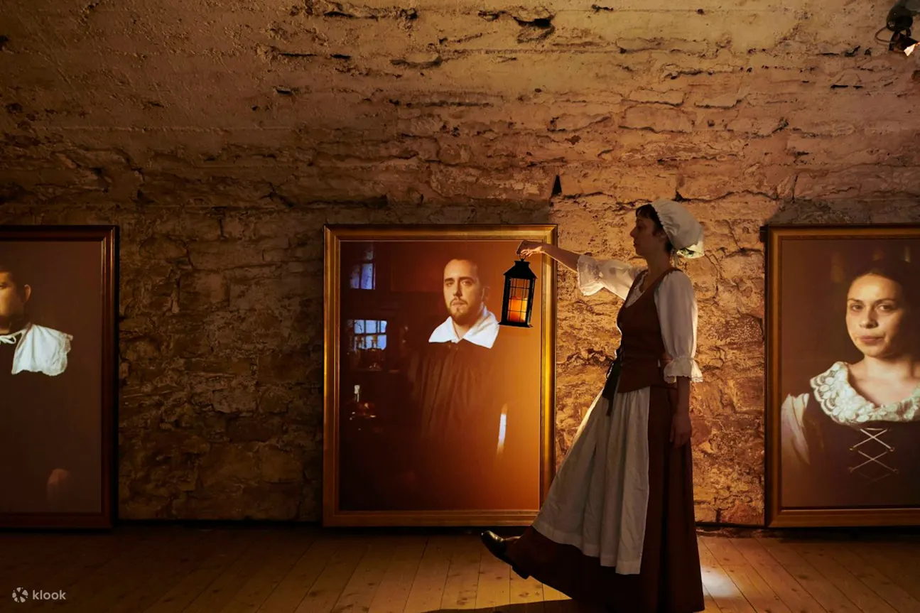 在教堂周围的建筑群中，欣赏迷人的展览和图像，加深您对其历史意义的理解