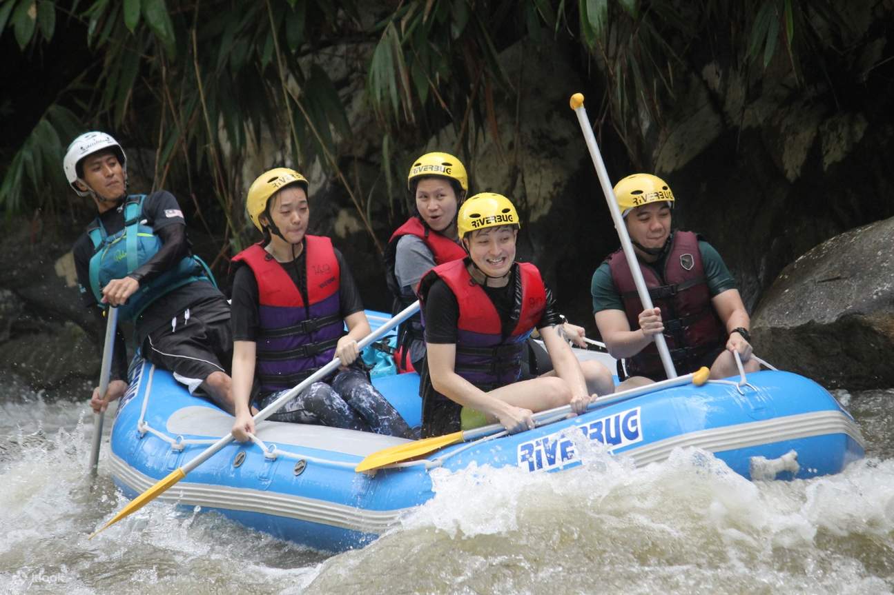 wisatawan menikmati aktivitas rafting
