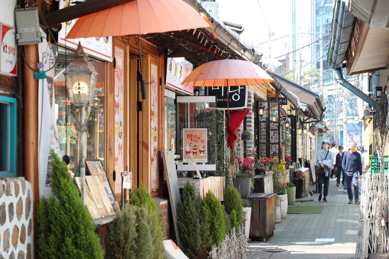 益善洞韓屋村（イクソンドンハノクマ을）：カフェが立ち並ぶレトロな路地を散策。ソウルで最もトレンディな韓屋通りで写真撮影を楽しみましょう。