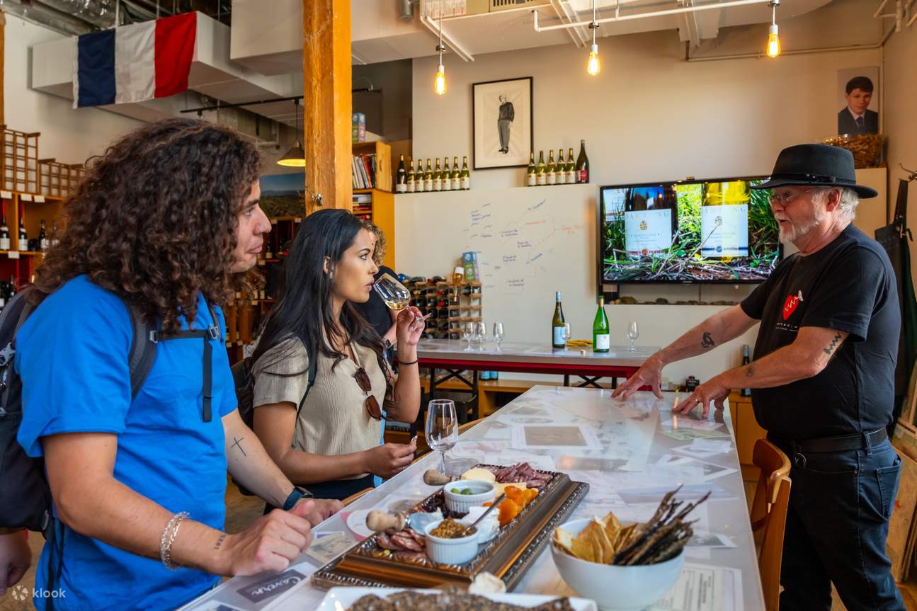 Écoutez attentivement pour en apprendre davantage sur le vin et enrichir vos connaissances pendant la visite gastronomique à vélo.