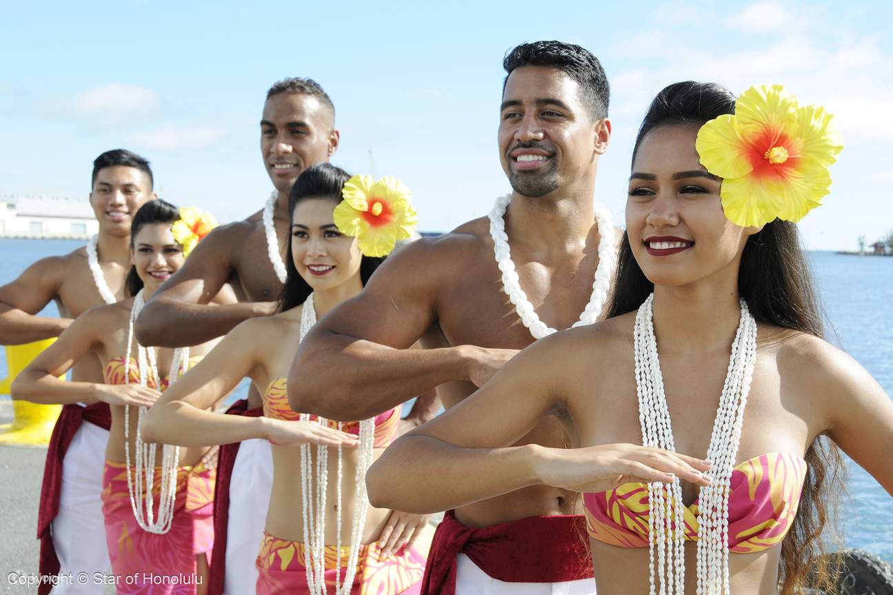 Disfrute de una fascinante presentación de hula en el muelle antes de abordar el Star of Honolulu