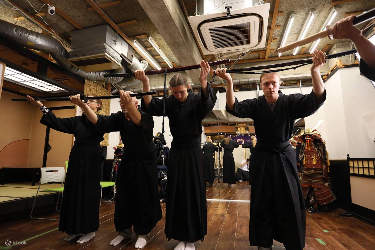 Trải nghiệm cắt kiếm Samurai trong trang phục Samurai gần Lâu đài Osaka