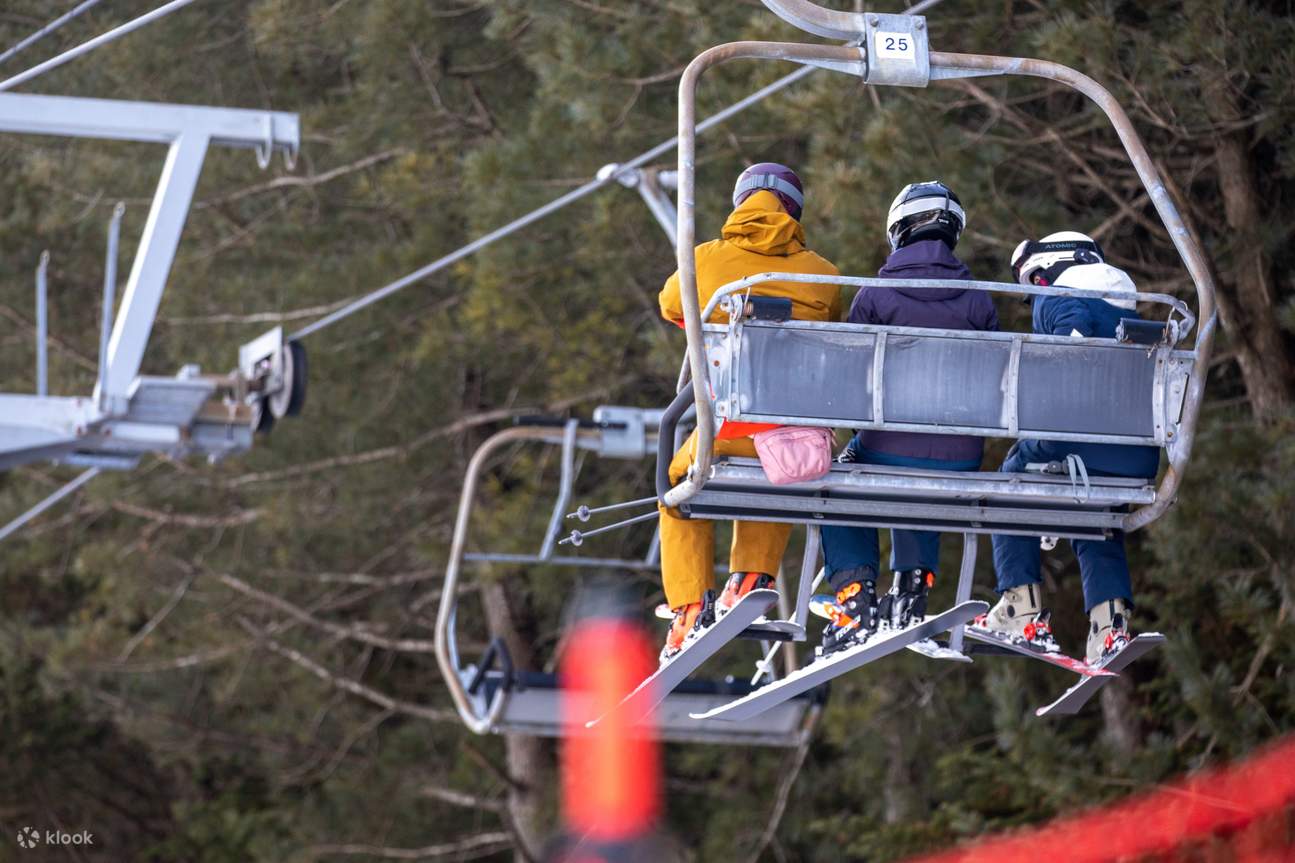 Alegres vistas traseras al subir en teleférico en Yongpyong Resort