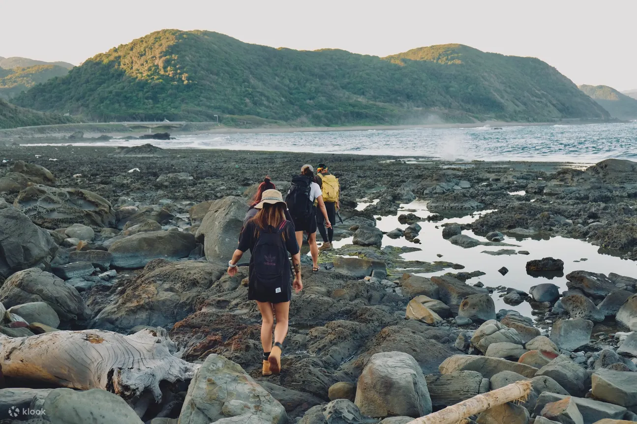 一群人沿着阿朗贰古道海岸线步